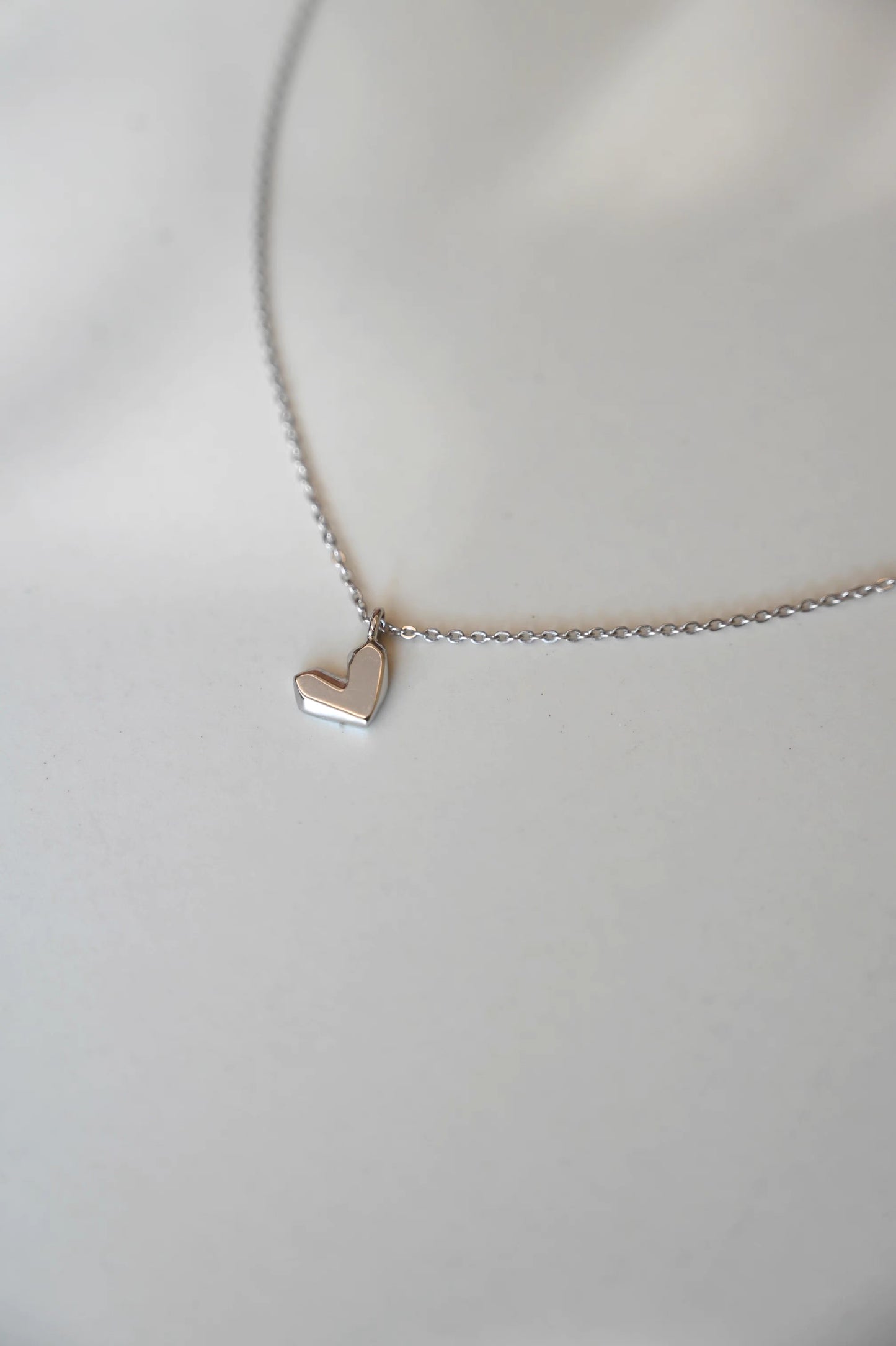 Collar regular de plata de ley en forma de corazón con grabado "Paz"