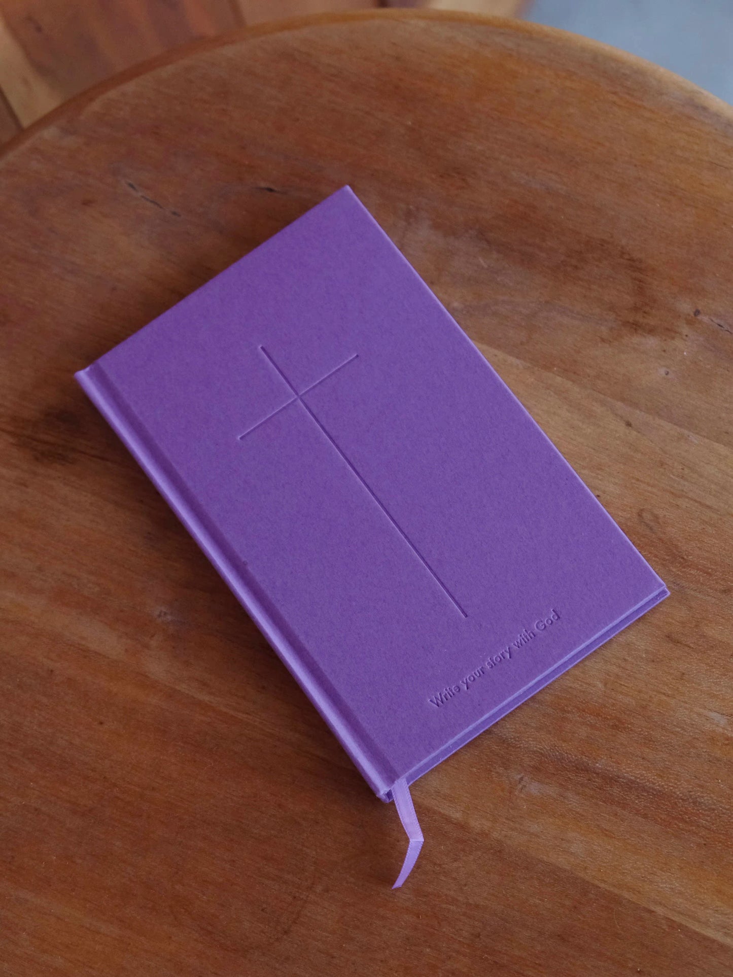 Agenda cristiana de tapa dura morada con cruz en relieve: diario y cuaderno semanal