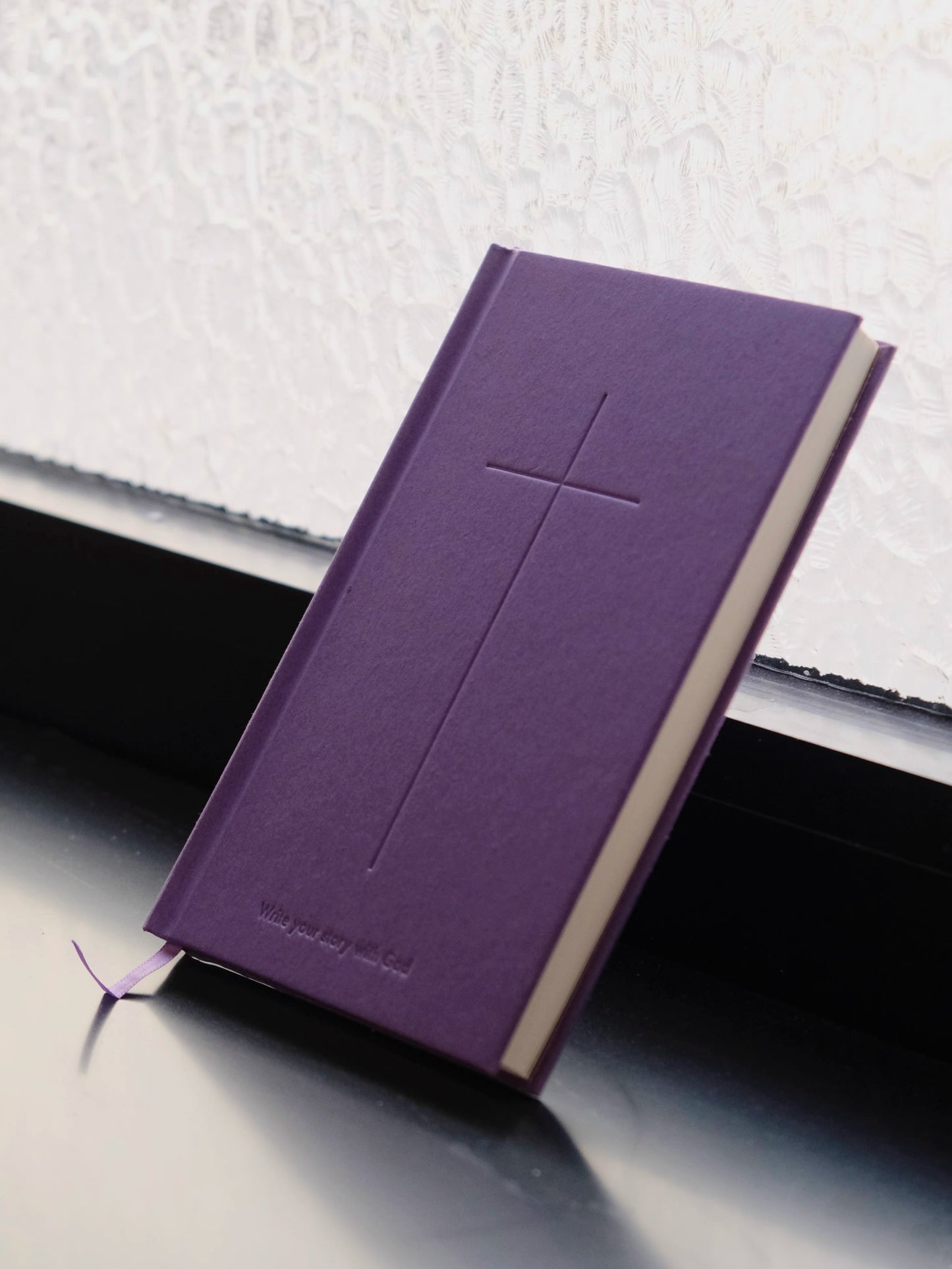 Agenda cristiana de tapa dura morada con cruz en relieve: diario y cuaderno semanal