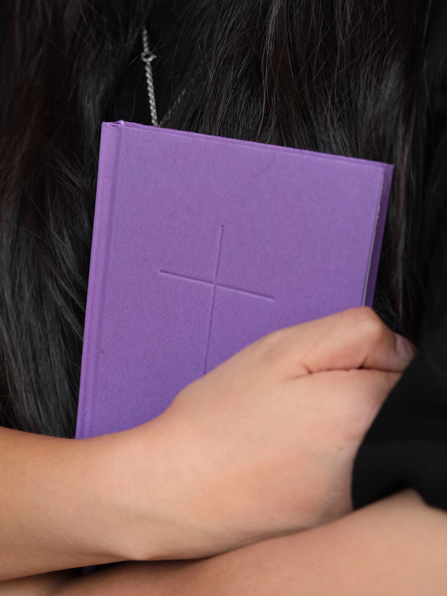 Agenda cristiana de tapa dura morada con cruz en relieve: diario y cuaderno semanal